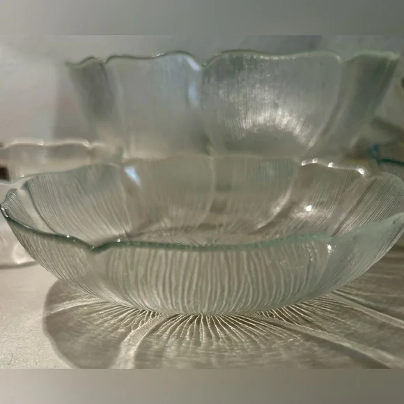 4 Arcoroc Fleur bowls/dishes. 5.75” - Picture 6 of 16